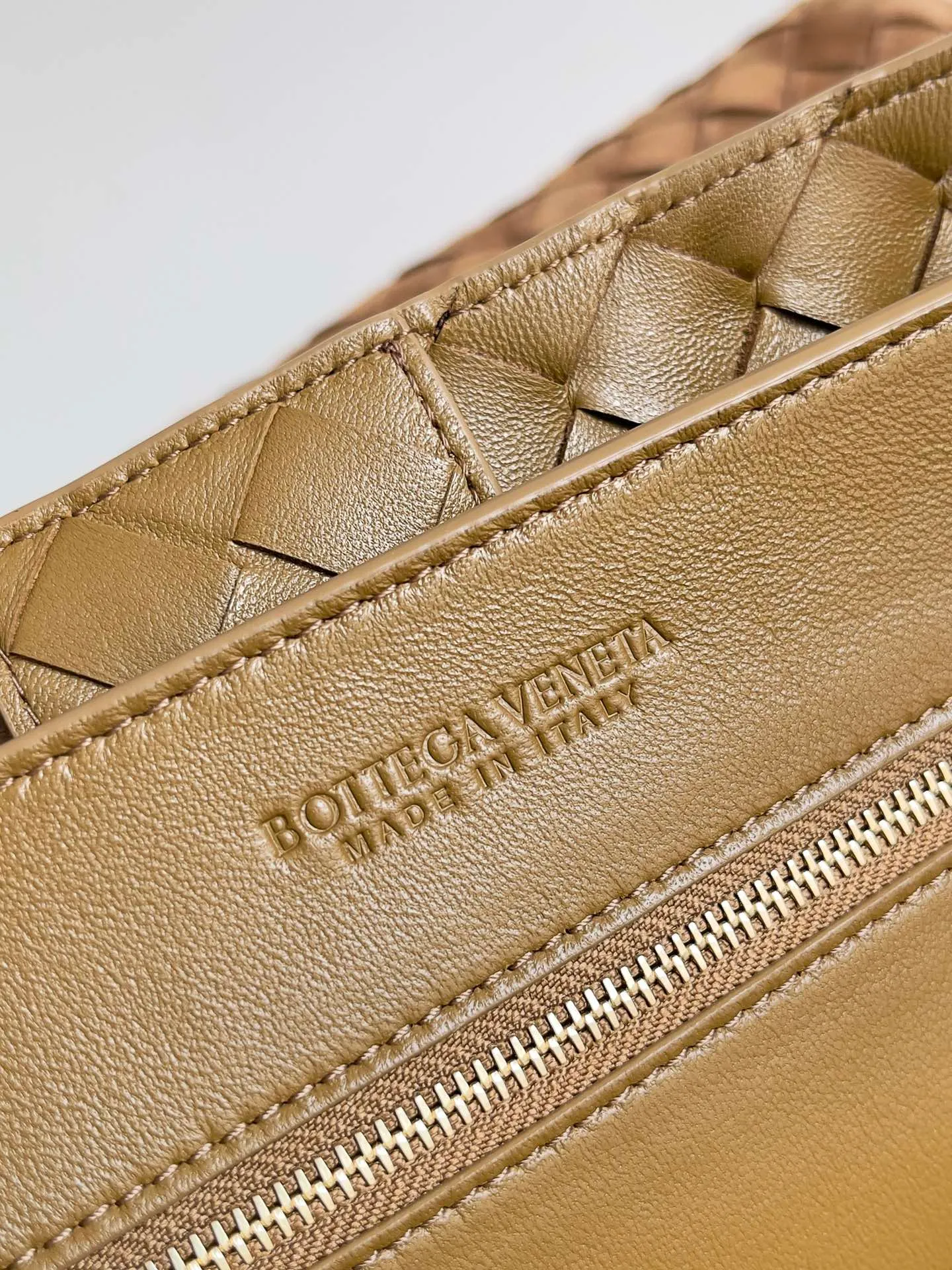 Batch 3760 Recently, the same style of bag that celebrities love is both high-end and practical. Michelle Yeoh, Kim Namjoon, Jing Boran, Tong Liya, Sun Qian, Wu Qianyu, Du Juan, Ma Yili and Bai Baihe are all carrying Bottega Veneta summer series Andiamo handbags. Andiamo has a simple structure and rounded lines. The whole piece is made of Nappa leather. It is comfortable, soft and dynamic. It adds interest to daily life and can be easily matched with various styles. Andiamo handbags are available in three sizes: small, medium and large. There are many colors to choose from, which can meet different needs. You can really carry it whether it is daily or attending events. Style number: 743575 Size: 45*22*34 including handle height 44cm